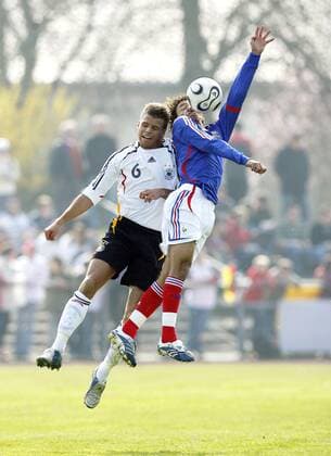 Dennis Diekmeier (Deutschland U18, li.) gegen Karim Ait Fana (Frankreich U18) Fußball Länderspiel Herren U18 Freundschaftsspiel 2007, Nationalmannschaft, Nationaltrikot, U 18, Junioren, Jugend Gruppe Kehl Dynamik, Fußball Länderspiel Herren U18 Freundschaftsspiel 2007, Nationalmannschaft, Nationaltrikot, U 18, Junioren, Jugend Gruppe Kehl Dynamik,