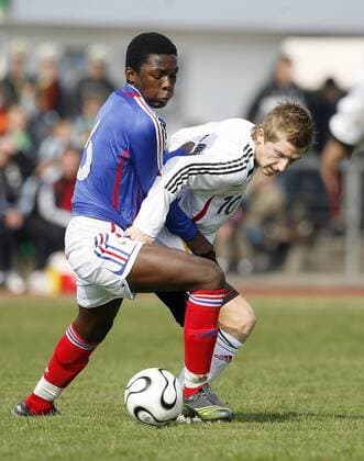Distel Zola (Frankreich U18, li.) gegen Marco Marin (Deutschland U18) Fußball Länderspiel Herren U18 Freundschaftsspiel 2007, Nationalmannschaft, Nationaltrikot, U 18, Junioren, Jugend Gruppe Kehl Dynamik, Fußball Länderspiel Herren U18 Freundschaftsspiel 2007, Nationalmannschaft, Nationaltrikot, U 18, Junioren, Jugend Gruppe Kehl Dynamik,