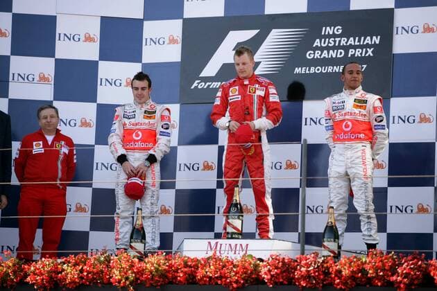 Siegerehrung GP von Australien 2007: Sieger Kimi Räikkönen (Finnland Ferrari, Mitte) gewinnt vor Fernando Alonso (Spanien, 2.v.li.) und Lewis Hamilton (re., England beide McLaren Mercedes), daneben Geschäftsführer Jean Todt (Frankreich Ferrari) Motorsport Grand Prix Herren Großer Preis von Australien 2007, Formel 1 Weltmeisterschaft, F1, F, GP, WM, Gruppe Melbourne Motorsport Grand Prix Herren Großer Preis von Australien 2007, Formel 1 Weltmeisterschaft, F1, F, GP, WM, Gruppe Melbourne
