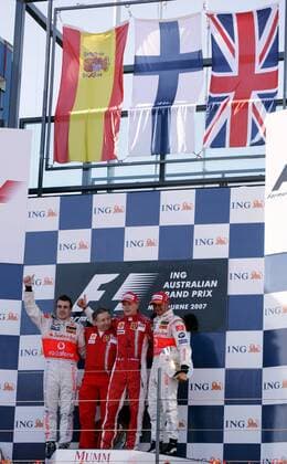 Siegerehrung GP von Australien 2007, v.li. Fernando Alonso (Spanien McLaren Mercedes), Sieger Kimi Räikkönen (Finnland), Geschäftsführer Jean Todt (Frankreich beide Ferrari) und Lewis Hamilton (England McLaren Mercedes) Motorsport Grand Prix Herren Großer Preis von Australien 2007, Formel 1 Weltmeisterschaft, F1, F, GP, WM, Totale Melbourne Freude, Motorsport Grand Prix Herren Großer Preis von Australien 2007, Formel 1 Weltmeisterschaft, F1, F, GP, WM, Totale Melbourne Freude,
