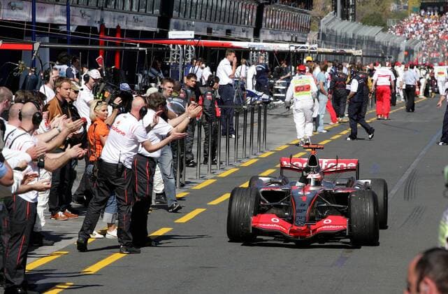 Fernando Alonso (Spanien McLaren Mercedes) wird nach dem zweiten Platz bei seiner Rückkehr in die Boxengasse von seinen Mechaniker bejubelt Motorsport Grand Prix Herren Großer Preis von Australien 2007, Formel 1 Weltmeisterschaft, F1, F, GP, WM, Gruppe Melbourne Freude, Motorsport Grand Prix Herren Großer Preis von Australien 2007, Formel 1 Weltmeisterschaft, F1, F, GP, WM, Gruppe Melbourne Freude,