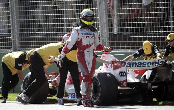 Ralf Schumacher (Deutschland Toyota) entfernt sich nach seinem Ausfall von seinem Boliden und läßt Streckenposten den Rennwagen wegschieben Motorsport Grand Prix Herren Großer Preis von Australien 2007, Formel 1 Weltmeisterschaft, F1, F, GP, WM, Gruppe Melbourne Motorsport Grand Prix Herren Großer Preis von Australien 2007, Formel 1 Weltmeisterschaft, F1, F, GP, WM, Gruppe Melbourne