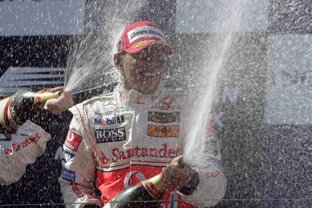 Lewis Hamilton (England McLaren Mercedes) genießt sichtlich die ausgiebige Champagnerdusche nach seinem dritten Platz beim GP von Australien 2007 Motorsport Grand Prix Herren Großer Preis von Australien 2007, Formel 1 Weltmeisterschaft, F1, F, GP, WM, Einzelbild Melbourne Freude, Begeisterung, Motorsport Grand Prix Herren Großer Preis von Australien 2007, Formel 1 Weltmeisterschaft, F1, F, GP, WM, Einzelbild Melbourne Freude, Begeisterung,