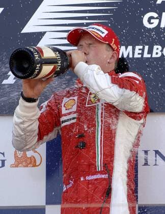 Kimi Räikkönen (Finnland Ferrari) gönnt sich nach seinem Sieg beim GP von Australien 2007 einen großen Schluck aus der Sektflasche Motorsport Grand Prix Herren Großer Preis von Australien 2007, Formel 1 Weltmeisterschaft, F1, F, GP, WM Einzelbild Melbourne Freude, Motorsport Grand Prix Herren Großer Preis von Australien 2007, Formel 1 Weltmeisterschaft, F1, F, GP, WM Einzelbild Melbourne Freude,