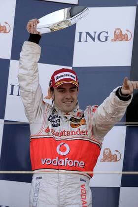 Siegerehrung zum GP von Australien 2007: Fernando Alonso (Spanien McLaren Mercedes) präsentiert den Pokal für den zweiten Platz beim GP von Australien 2007 Motorsport Grand Prix Herren Großer Preis von Australien 2007, Formel 1 Weltmeisterschaft, F1, F, GP, WM, Einzelbild Melbourne Freude, Motorsport Grand Prix Herren Großer Preis von Australien 2007, Formel 1 Weltmeisterschaft, F1, F, GP, WM, Einzelbild Melbourne Freude,