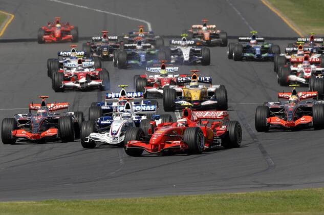 Start zum GP von Australien 2007: Kimi Räikkönen (Finnland Ferrari, Mitte) biegt vor Nick Heidfeld (Deutschland BMW Sauber, 2.v.li.) und Fernando Alonso (Spanien McLaren Mercedes, li.) in die erste Kurve ein Motorsport Grand Prix Herren Großer Preis von Australien 2007, Formel 1 Weltmeisterschaft, F1, F, GP, WM Totale Melbourne Motorsport Grand Prix Herren Großer Preis von Australien 2007, Formel 1 Weltmeisterschaft, F1, F, GP, WM Totale Melbourne