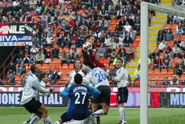 Massimo Ambrosini (AC Mailand, Mitte) überspringt den kompletten Bergamo Abwehrriegel - Fußball Herren Serie A 2006 2007, 1. Italienische Liga, AC Mailand - Atalanta Bergamo 1:0, Milan Gruppe Mailand Dynamik, Höhe, Überlegenheit, Fußball Herren Serie A 2006 2007, 1. Italienische Liga, AC Mailand - Atalanta Bergamo 1:0, Milan Gruppe Mailand Dynamik, Höhe, Überlegenheit,