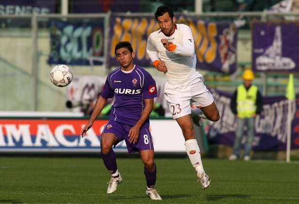 Mirko Vucinic (AS Rom, re.) gegen Michele Pazienza (AC Florenz) -  Fußball Herren Serie A 2006 2007, 1. Italienische Liga, ACF Fiorentina - AS Rom 0:0, Roma Gruppe Florenz Dynamik, Fußball Herren Serie A 2006 2007, 1. Italienische Liga, ACF Fiorentina - AS Rom 0:0, Roma Gruppe Florenz Dynamik,