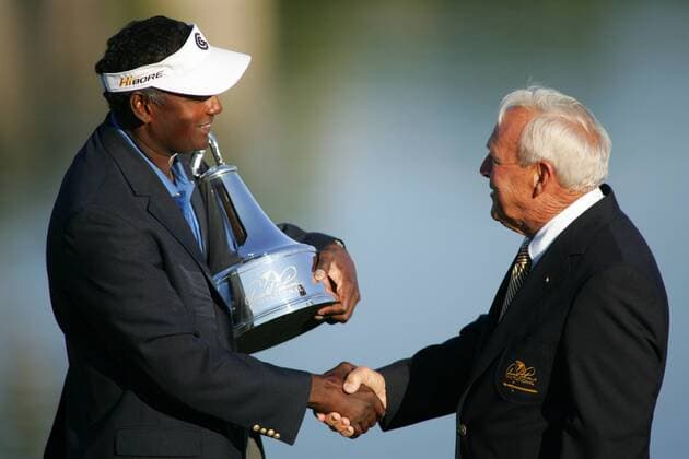 Golflegende Arnold Palmer (USA, re.) gratuliert Vijah Singh (Fidschi Inseln) zum Sieg des Arnold Palmer Invitational 2007 in Orlando - (Icon760107449) Golf Herren Arnold Palmer Invitational 2007, PGA Tour, Einladungsturnier Gruppe Orlando Golf Herren Arnold Palmer Invitational 2007, PGA Tour, Einladungsturnier Gruppe Orlando EDITORIAL USE ONLY