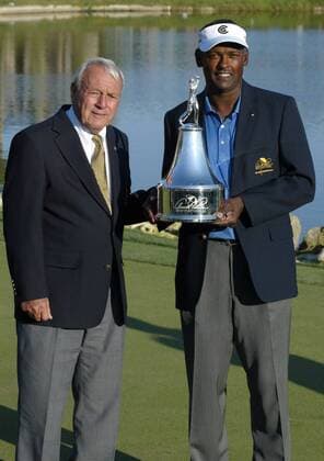 Vijah Singh (Fidschi Inseln, re.), Sieger der Arnold Palmer Invitational 2007 in Orlando bekommt von Arnold Palmer (USA) die Trophäe überreicht - (Icon357107451) Golf Herren Arnold Palmer Invitational 2007, PGA Tour, Einladungsturnier Gruppe Orlando Golf Herren Arnold Palmer Invitational 2007, PGA Tour, Einladungsturnier Gruppe Orlando EDITORIAL USE ONLY