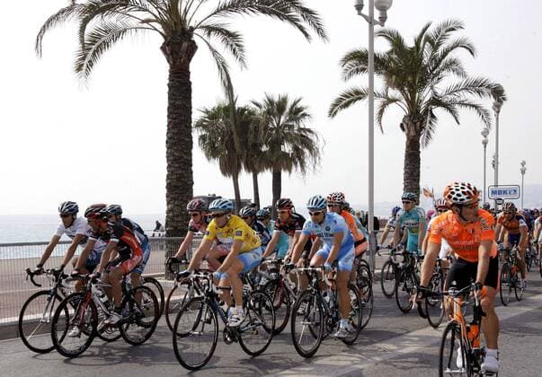 Das Fahrerfeld fährt bei der 7. Etappe von Paris Nizza 2007 an den Palmen der Cote D Azur vorbei - (pan19367) Radsport Herren Paris Nizza 2007, ProTour, Straßenradsport, Straße, Rad, Vdig Totale 7. Etappe: Nice - Nice Radsport Herren Paris Nizza 2007, ProTour, Straßenradsport, Straße, Rad, Vdig Totale 7. Etappe: Nice - Nice