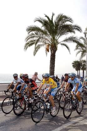 Alberto Contador (Discovery Channel, li.), Luis Leon Sanchez (beide Spanien Caisse d Epargne, 2.v.li.) und Davide Rebellin (Italien Gerolsteiner, 3.v.li.) führen das Feld an - (pan19367) Radsport Herren Paris Nizza 2007, ProTour, Straßenradsport, Straße, Rad, Vdig Gruppe 7. Etappe: Nice - Nice Radsport Herren Paris Nizza 2007, ProTour, Straßenradsport, Straße, Rad, Vdig Gruppe 7. Etappe: Nice - Nice