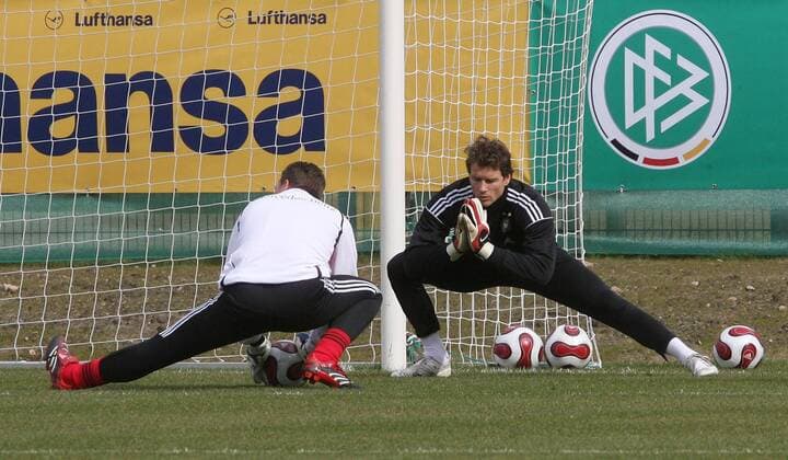 Torwart Jens Lehmann (re.) und Torwarttrainer Andreas Köpke (beide Deutschland) - Stretching Fußball Herren Nationalmannschaft 2007, Training Gruppe Frankfurt M. Fußball Herren Nationalmannschaft 2007, Training Gruppe Frankfurt M.