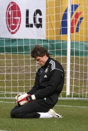 Torwart Jens Lehmann (Deutschland) konzentriert sich Fußball Herren Nationalmannschaft 2007, Training Einzelbild Frankfurt M. Konzentration, Enttäuschung, Fußball Herren Nationalmannschaft 2007, Training Einzelbild Frankfurt M. Konzentration, Enttäuschung,