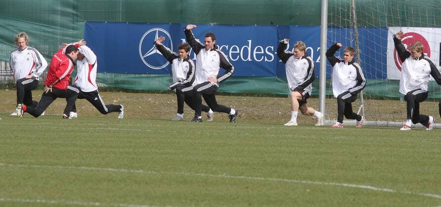 Fitnesstrainer Shad Forsythe (2.v.li.) beim Aufwärmen mit der deutschen Nationalmannschaft - v.li.: Marcell Jansen, Lukas Podolski, Manuel Friedrich, Christoph Metzelder, Bastian Schweinsteiger, Philipp Lahm und Per Mertesacker Fußball Herren Nationalmannschaft 2007, Training Totale Frankfurt M. Fußball Herren Nationalmannschaft 2007, Training Totale Frankfurt M.