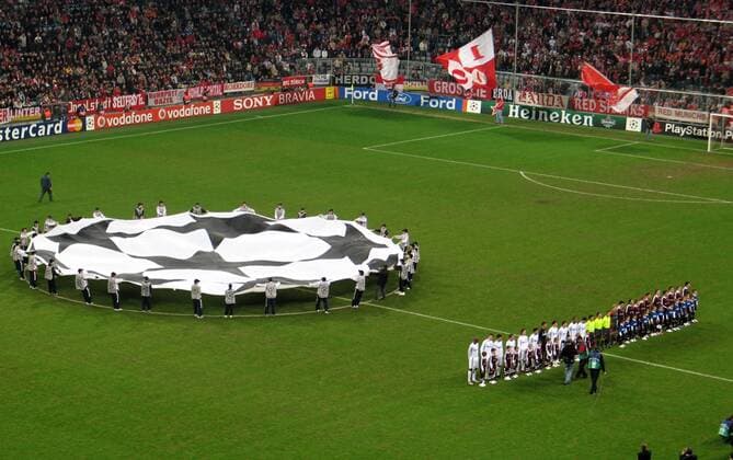 Mannschaftsvorstellung vor dem Champions League Banner - Bayern München (rot) empfängt Inter Mailand Fußball EC 1 Herren Champions League 2006 2007, FC Bayern München - FC Internazionale Mailand 1:1 Totale München Fußball EC 1 Herren Champions League 2006 2007, FC Bayern München - FC Internazionale Mailand 1:1 Totale München