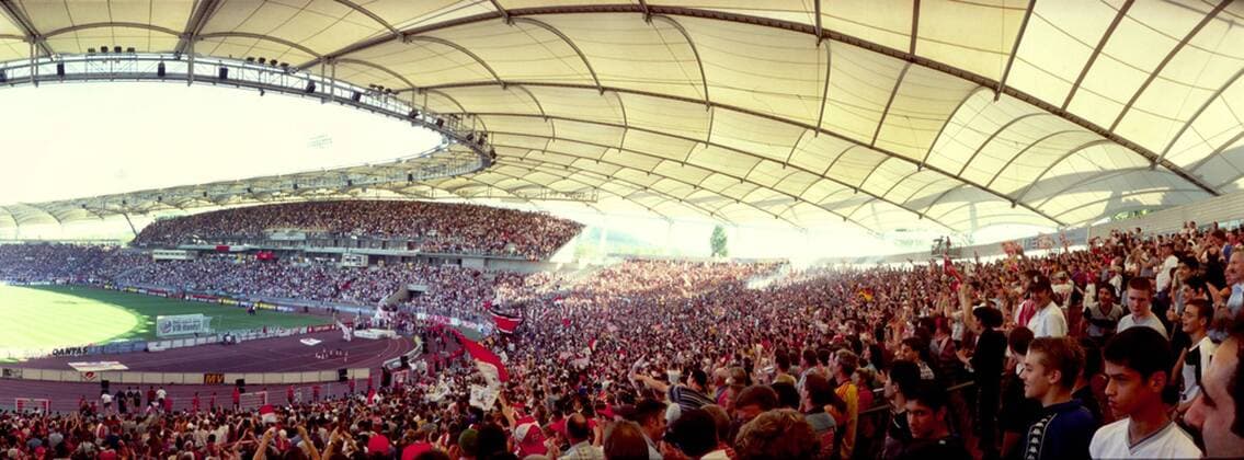 Fußball, Stadiongeschichte VfB Stuttgart Fußballfans im Gottlieb Daimler Stadion in Stuttgart Fußball 1. BL Herren Saison 2000 2001, VfB Stuttgart Totale Gottlieb Daimler Stadion Stuttgart Masse, Weite, Fußball 1. BL Herren Saison 2000 2001, VfB Stuttgart Totale Gottlieb Daimler Stadion Stuttgart Masse, Weite,