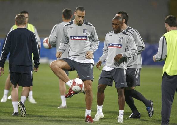 Rio Ferdinand (li.) und Jermaine Defoe (beide England) - EDITORIAL USE ONLY. No use with unauthorised audio, video, data, fixture lists, club league logos or live services. Online in-match use limited to 120 images, no video emulation. No use in betting, games or single club league player publications. Fußball Herren EM Qualifikation 2007, Nationalteam, Training Gruppe Tel Aviv Fußball Herren EM Qualifikation 2007, Nationalteam, Training Gruppe Tel Aviv