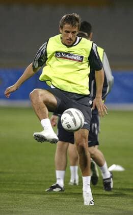 Phil Neville (England) am Ball - EDITORIAL USE ONLY. No use with unauthorised audio, video, data, fixture lists, club league logos or live services. Online in-match use limited to 120 images, no video emulation. No use in betting, games or single club league player publications. Fußball Herren EM Qualifikation 2007, Nationalteam, Training Einzelbild Tel Aviv Fußball Herren EM Qualifikation 2007, Nationalteam, Training Einzelbild Tel Aviv