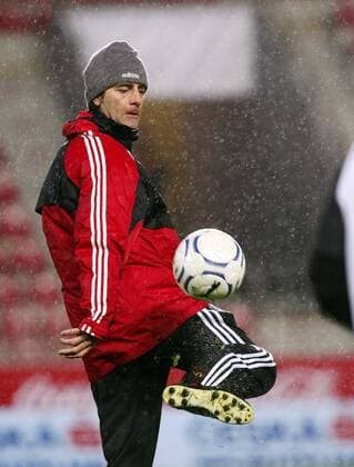 Bundestrainer Joachim Löw (Deutschland) zeigt ein paar Kunststückchen am Ball Fußball Herren Nationalteam 2007, Training Einzelbild Prag Fußball Herren Nationalteam 2007, Training Einzelbild Prag