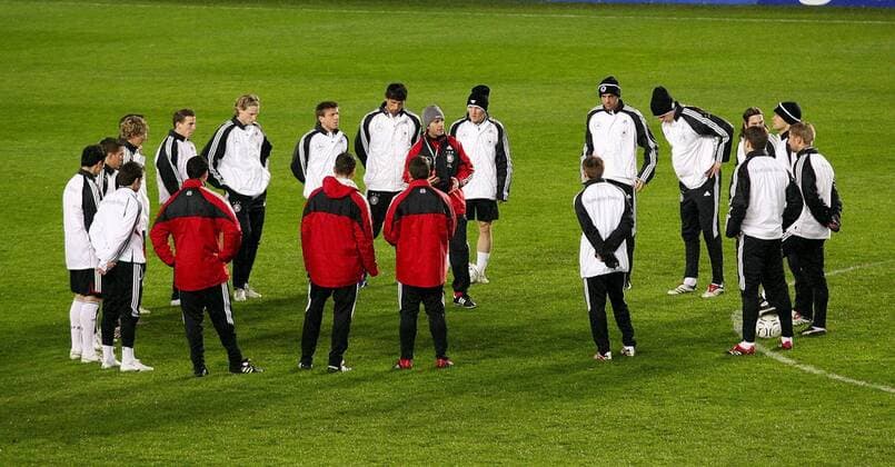 Teambesprechung Deutschland - Bundestrainer Joachim Löw (Mitte) hält eine Ansprache Fußball Herren Nationalteam 2007, Training Totale Prag Fußball Herren Nationalteam 2007, Training Totale Prag