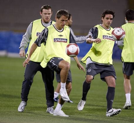 Training England, v.re.: Owen Hargreaves, Phil Neville und Wayne Rooney - EDITORIAL USE ONLY. No use with unauthorised audio, video, data, fixture lists, club league logos or live services. Online in-match use limited to 120 images, no video emulation. No use in betting, games or single club league player publications. Fußball Herren Nationalteam 2007, Training Gruppe Tel Aviv Fußball Herren Nationalteam 2007, Training Gruppe Tel Aviv