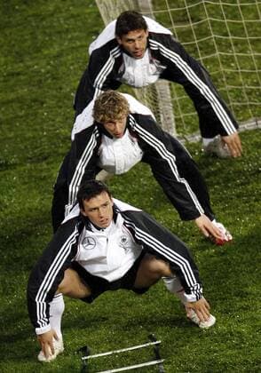 Dehnungsübungen Deutschland, v.vorn: Piotr Trochowski, Stefan Kießling und Manuel Friedrich Fußball Herren Nationalteam 2007, Training Gruppe Prag Fußball Herren Nationalteam 2007, Training Gruppe Prag