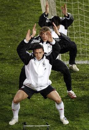 Dehnungsübungen Deutschland mit Piotr Trochowski (vorn) und Stefan Kießling Fußball Herren Nationalteam 2007, Training Gruppe Prag Fußball Herren Nationalteam 2007, Training Gruppe Prag