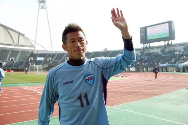 Kazuyoshi Miura (Yokohama FC) grüßt die Anhänger-  (2007021023165643) Fußball Herren J League 2006 2007, 1. Japanische Liga, JLeague, Yokohama FC, Test, Testspiel Einzelbild Kumamoto Fußball Herren J League 2006 2007, 1. Japanische Liga, JLeague, Yokohama FC, Test, Testspiel Einzelbild Kumamoto