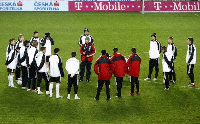 Bundestrainer Joachim Löw (Deutschland, Mitte) schwört seine Spieler auf die kommenden Aufgaben ein Fußball Herren Nationalteam 2007, Training Totale Prag Fußball Herren Nationalteam 2007, Training Totale Prag