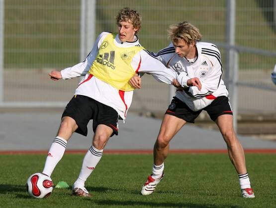 Stefan Kießling (li.) gegen Simon Rolfes (beide Deutschland) Fußball Herren Nationalteam 2007, Training Gruppe Düsseldorf Fußball Herren Nationalteam 2007, Training Gruppe Düsseldorf