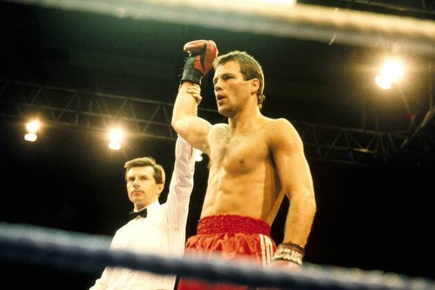 Henry Maske (Deutschland) wird vom Ringrichter zum Sieger erklärt Boxen Herren Boxsport 1990, Profiboxen, Halbschwergewicht, Profidebüt, Debüt, Vneg Gruppe London Boxen Herren Boxsport 1990, Profiboxen, Halbschwergewicht, Profidebüt, Debüt, Vneg Gruppe London