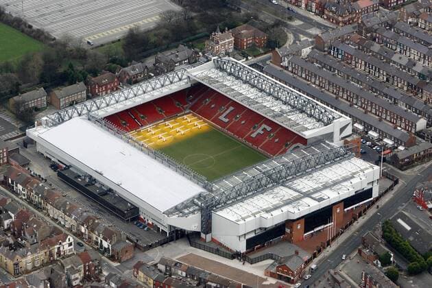 Luftaufnahme des Stadions an der Anfield Road, Heimstätte des FC Liverpool - der Rasen wird mit UV Licht bestrahlt, damit der besser wächst - EDITORIAL USE ONLY. No use with unauthorised audio, video, data, fixture lists, club league logos or live services. Online in-match use limited to 120 images, no video emulation. No use in betting, games or single club league player publications. Fußball Herren English Premier League 2006 2007 1. Liga FC Anbindung Verkehrsanbindung Vdig Solarium, Rasensolarium Totale Anfield Road Übersicht Gesamtübersicht Verkehr Liverpool Pflege pflegen Straße Straßen Fußball Herren English Premier League 2006 2007 1. Liga FC Anbindung Verkehrsanbindung Vdig Solarium, Rasensolarium Totale Anfield Road Übersicht Gesamtübersicht Verkehr Liverpool Pflege pflegen Straße Straßen