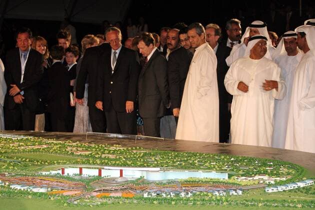 Interessierte Gäste begutachten das Modell der neuen Pferderennbahn MEYDAN in Dubai Pferdesport Herren Präsentation 2007, Galopp, Reiten, Reitsport, Pferderennen, Pferderennsport, Rennbahn, Neubau Totale Meydan Race Course Dubai VAE Pferdesport Herren Präsentation 2007, Galopp, Reiten, Reitsport, Pferderennen, Pferderennsport, Rennbahn, Neubau Totale Meydan Race Course Dubai VAE