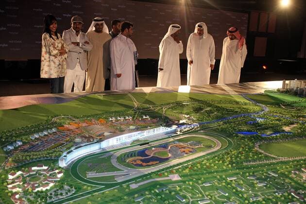 Interessierte Gäste begutachten das Modell der neuen Pferderennbahn MEYDAN in Dubai Pferdesport Herren Präsentation 2007, Galopp, Reiten, Reitsport, Pferderennen, Pferderennsport, Rennbahn, Neubau Totale Meydan Race Course Dubai VAE Pferdesport Herren Präsentation 2007, Galopp, Reiten, Reitsport, Pferderennen, Pferderennsport, Rennbahn, Neubau Totale Meydan Race Course Dubai VAE