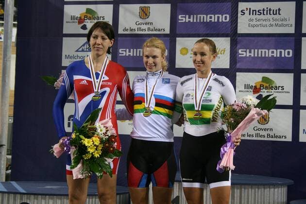 Siegerehrung Einzelverfolgung der Damen bei der WM 2007 in Palma de Mallorca: Sarah Hammer (USA, Mitte) gewinnt vor Rebecca Romero (Großbritannien, li.) und Katie Mactier (Australien) -  Radsport WM Damen WM 2007, Rad, Bahn, Halle, Indoor, Bahnrad, Bahnradsport, , Nationaltrikot Gruppe Palma de Mallorca Radsport WM Damen WM 2007, Rad, Bahn, Halle, Indoor, Bahnrad, Bahnradsport, , Nationaltrikot Gruppe Palma de Mallorca