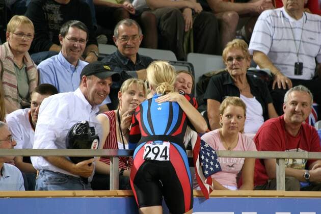 Sarah Hammer (USA), Weltmeisterin 2007 in der Einzelverfolgung, umarmt eine Angehörige -  Radsport WM Damen WM 2007, Rad, Bahn, Halle, Indoor, Bahnrad, Bahnradsport, , Nationaltrikot Gruppe Palma de Mallorca Freude, Radsport WM Damen WM 2007, Rad, Bahn, Halle, Indoor, Bahnrad, Bahnradsport, , Nationaltrikot Gruppe Palma de Mallorca Freude,