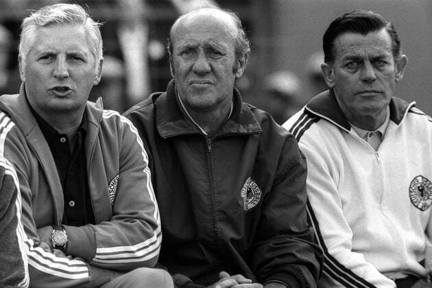 Co Trainer Jupp Derwall (li.), Bundestrainer Helmut Schön (Mitte) und Co Trainer Herbert Widmayer (alle BR Deutschland) Fußball Länderspiel Herren EM Qualifikation 1971, Nationalmannschaft, BRD Gruppe Karlsruhe Fußball Länderspiel Herren EM Qualifikation 1971, Nationalmannschaft, BRD Gruppe Karlsruhe