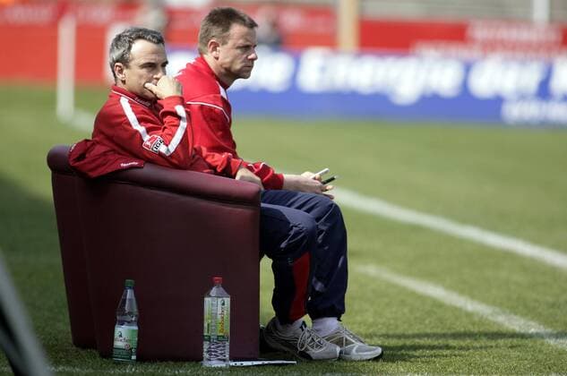 Trainer Wolfgang Frank (li.) und Co Trainer Manfred Binz (beide Offenbach) verfolgen das Geschehen Fußball 2. BL Herren Saison 2006 2007, Offenbacher Kickers, OFC Gruppe Offenbach Skepsis, Nachdenklichkeit, Fußball 2. BL Herren Saison 2006 2007, Offenbacher Kickers, OFC Gruppe Offenbach Skepsis, Nachdenklichkeit,