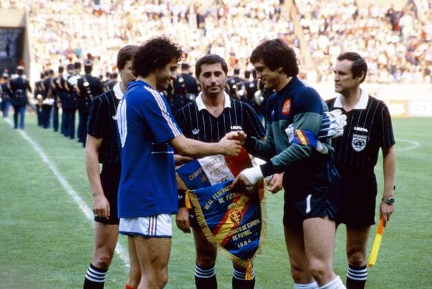 Fußball, EM Finale 1984 in Paris, Frankreich - Spanien Michel Platini (Frankreich, li.) und Torwart Luis Miguel Arconada (Spanien) tauschen bei der Begrüßung ihre Wimpel, Mitte: FIFA Schiedsrichter Vojtech Christov (CSSR) -  (2006050815130588) Fußball EM Herren Euro 1984, Nationalteam, Nationaltrikot, Finale, Endspiel, Frankreich - Spanien 2:0 Gruppe Paris Fußball EM Herren Euro 1984, Nationalteam, Nationaltrikot, Finale, Endspiel, Frankreich - Spanien 2:0 Gruppe Paris