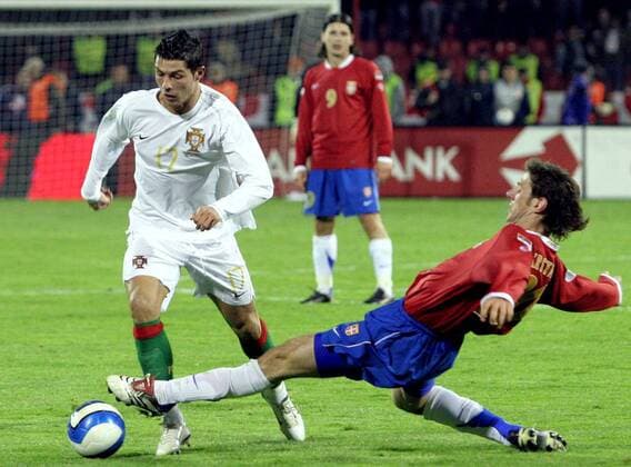Cristiano Ronaldo (Portugal, li.) gegen Mladen Krstajic (Serbien) -  Fußball Länderspiel Herren EM Qualifikation 2007, Nationalteam, Nationaltrikot, Serbien - Portugal 1:1 Gruppe Belgrad Dynamik, Kampf Fußball Länderspiel Herren EM Qualifikation 2007, Nationalteam, Nationaltrikot, Serbien - Portugal 1:1 Gruppe Belgrad Dynamik, Kampf