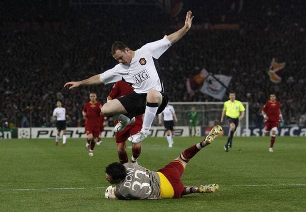 Wayne Rooney (Manchester United, ob.) überspringt Torwart Doni (AS Rom) - EDITORIAL USE ONLY. No use with unauthorised audio, video, data, fixture lists, club league logos or live services. Online in-match use limited to 120 images, no video emulation. No use in betting, games or single club league player publications. Fußball EC 1 Herren Champions League 2006 2007, AS Rom - Manchester United, Roma, ManU Gruppe Rom Dynamik, Kampf, Abwehr Fußball EC 1 Herren Champions League 2006 2007, AS Rom - Manchester United, Roma, ManU Gruppe Rom Dynamik, Kampf, Abwehr