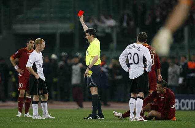 Paul Scholes (Manchester United, 2.v.li.) sieht von Schiedsrichter Herbert Fandel (Deutschland) die gelb rote Karte nach einem Vergehen an Francesco Totti (AS Rom, re.) - EDITORIAL USE ONLY. No use with unauthorised audio, video, data, fixture lists, club league logos or live services. Online in-match use limited to 120 images, no video emulation. No use in betting, games or single club league player publications. Fußball EC 1 Herren Champions League 2006 2007, AS Rom - Manchester United, Roma, ManU Gruppe Rom Fußball EC 1 Herren Champions League 2006 2007, AS Rom - Manchester United, Roma, ManU Gruppe Rom