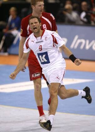 Lars Christiansen (Dänemark) - Torjubel, dahinter Karol Bielecki (Polen) enttäuscht Handball WM Herren WM 2007, Länderspiel, Nationalteam, Nationaltrikot, Halbfinale, Polen - Dänemark 36:33 Gruppe Hamburg Freude, Begeisterung, Handball WM Herren WM 2007, Länderspiel, Nationalteam, Nationaltrikot, Halbfinale, Polen - Dänemark 36:33 Gruppe Hamburg Freude, Begeisterung,