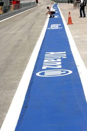 Allianz Bodenwerbung auf dem International Circuit in Sepang Motorsport Grand Prix Herren Großer Preis von Malaysia 2007, Formel 1 Weltmeisterschaft, F1, F, GP, WM, Freies Training Totale Sepang International Circuit Kuala Lumpur Motorsport Grand Prix Herren Großer Preis von Malaysia 2007, Formel 1 Weltmeisterschaft, F1, F, GP, WM, Freies Training Totale Sepang International Circuit Kuala Lumpur