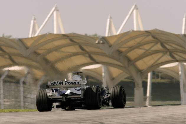 Testfahrer Sebastian Vettel (Deutschland BMW Sauber) scheint mit seinem Boliden den Zuschauerrängen entgegen zu rasen Motorsport Grand Prix Herren Großer Preis von Malaysia 2007, Formel 1 Weltmeisterschaft, F1, F, GP, WM, freies Training Einzelbild International Circuit Sepang Kuala Lumpur Motorsport Grand Prix Herren Großer Preis von Malaysia 2007, Formel 1 Weltmeisterschaft, F1, F, GP, WM, freies Training Einzelbild International Circuit Sepang Kuala Lumpur
