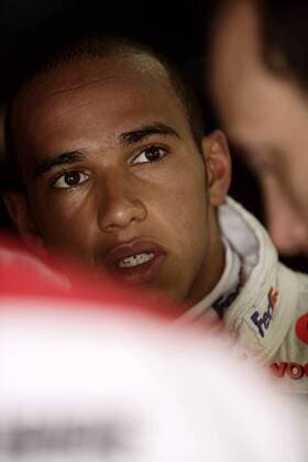 Lewis Hamilton (England McLaren Mercedes) Motorsport Grand Prix Herren Großer Preis von Malaysia 2007, Formel 1 Weltmeisterschaft, F1, F, GP, WM, Freies Training Porträt Sepang International Circuit Kuala Lumpur Motorsport Grand Prix Herren Großer Preis von Malaysia 2007, Formel 1 Weltmeisterschaft, F1, F, GP, WM, Freies Training Porträt Sepang International Circuit Kuala Lumpur