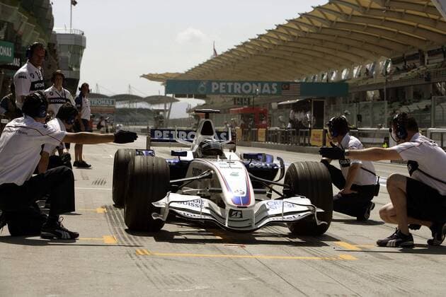 Testfahrer Sebastian Vettel (Deutschland BMW Sauber) wartet in seinem Boliden auf das OK der Mechaniker Motorsport Grand Prix Herren Großer Preis von Malaysia 2007, Formel 1 Weltmeisterschaft, F1, F, GP, WM, Freies Training Gruppe International Circuit Sepang Kuala Lumpur Motorsport Grand Prix Herren Großer Preis von Malaysia 2007, Formel 1 Weltmeisterschaft, F1, F, GP, WM, Freies Training Gruppe International Circuit Sepang Kuala Lumpur
