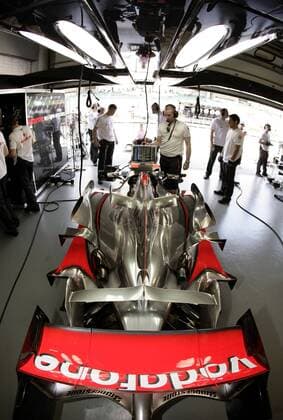 Rennwagen von McLaren Mercedes in der Box Motorsport Grand Prix Herren Großer Preis von Malaysia 2007, Formel 1 Weltmeisterschaft, F1, F, GP, WM, Freies Training Einzelbild Sepang International Circuit Kuala Lumpur Motorsport Grand Prix Herren Großer Preis von Malaysia 2007, Formel 1 Weltmeisterschaft, F1, F, GP, WM, Freies Training Einzelbild Sepang International Circuit Kuala Lumpur