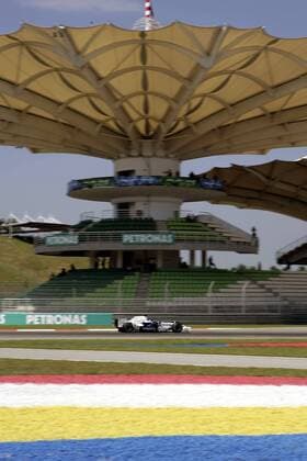 Testfahrer Sebastian Vettel (Deutschland BMW Sauber) fährt mit seinem Boliden an der imposanten Tribüne des Sepang International Circuit entlang Motorsport Grand Prix Herren Großer Preis von Malaysia 2007, Formel 1 Weltmeisterschaft, F1, F, GP, WM, Freies Training Totale International Circuit Sepang Kuala Lumpur Motorsport Grand Prix Herren Großer Preis von Malaysia 2007, Formel 1 Weltmeisterschaft, F1, F, GP, WM, Freies Training Totale International Circuit Sepang Kuala Lumpur